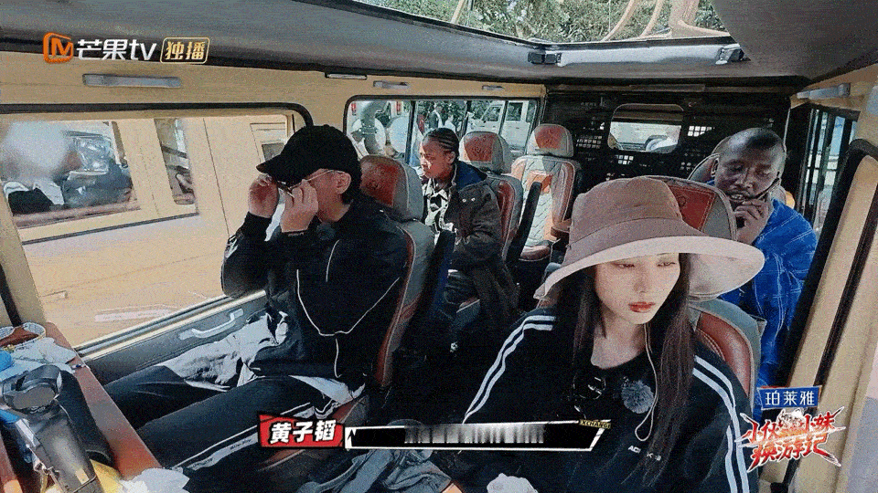 黄子韬是徐艺洋的挂件 好家伙，黄子韬在徐艺洋身边真的好像个人形挂件啊，走哪跟哪，