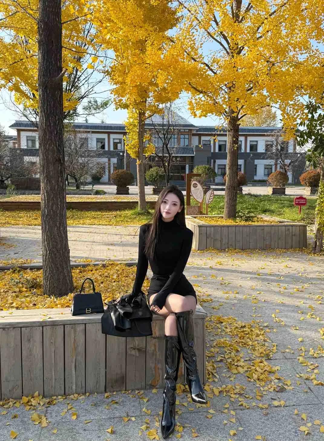 秋日穿搭指南：黑色高领连衣裙+长靴，搭配黄色落叶，时尚又温暖。大长腿 御姐 高跟