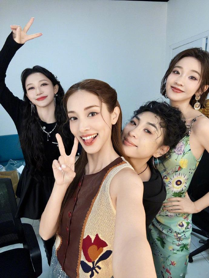 陈凯琳淡淡二公前造型 坐等棒棒 girls 的二公舞台上线，从前期造型和状态来看