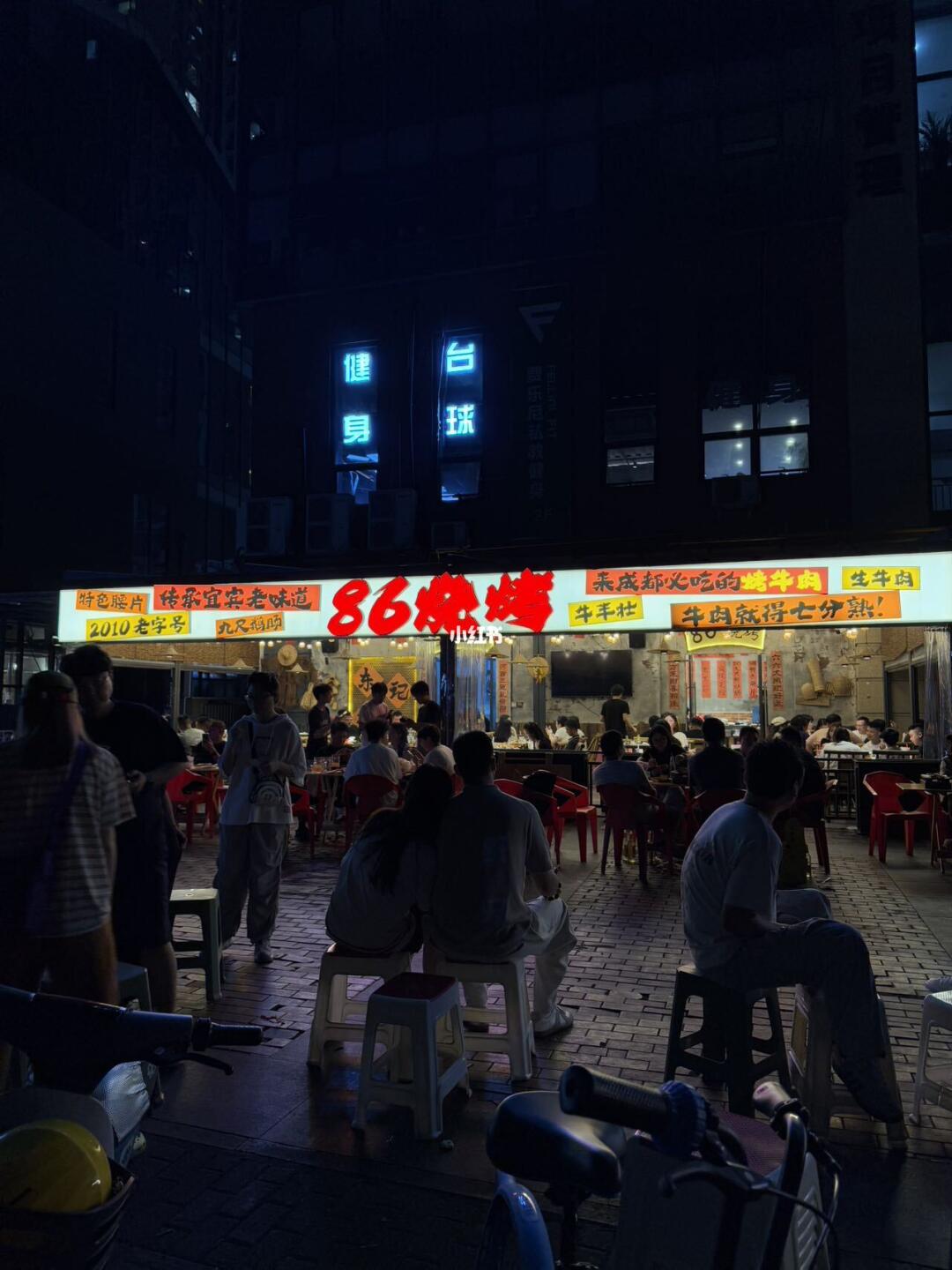 我去，东郊记忆这家烧烤排队排这么多人？