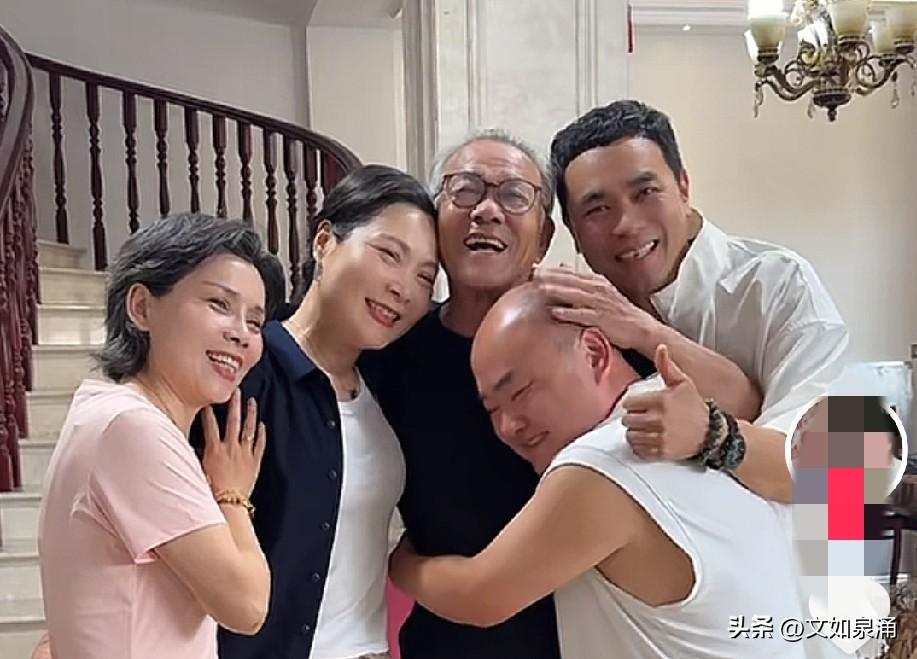 今天是父亲节，看到这位80多岁的老人，养育了四个懂得感恩，孝顺懂事的孩子，心里也