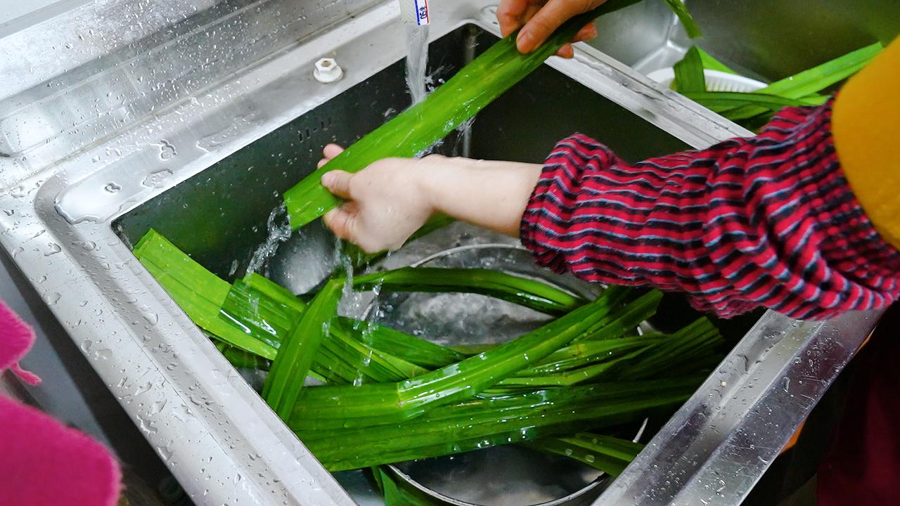 而太阳花，则是更俏皮的创意。面浆蘸上模具，投入油锅。瞬间，翠绿化作金黄，花瓣绽开