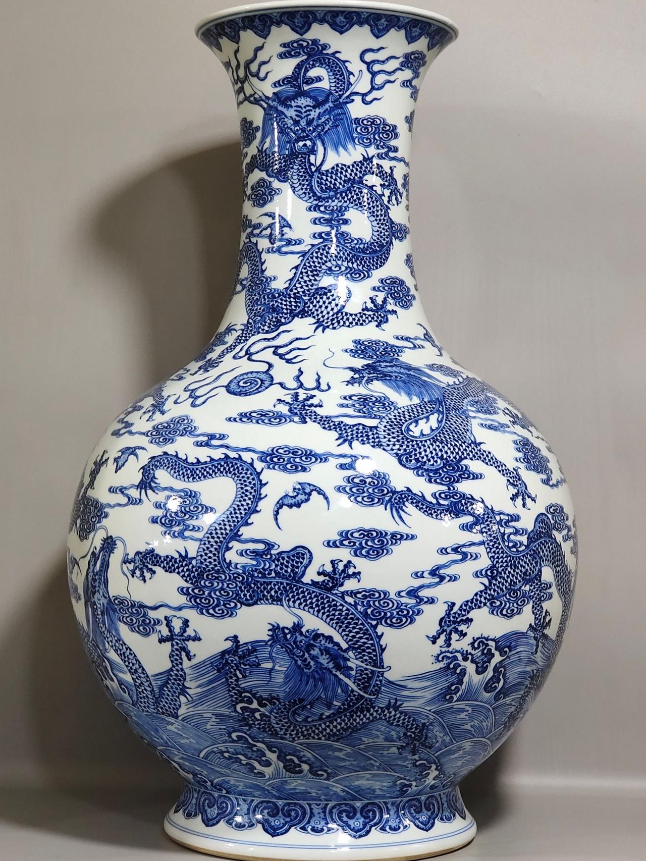 元青花的蓝，本就来自千里之外的波斯苏麻离青。依托蒙元打通的欧亚商路，这种钴料沿陆