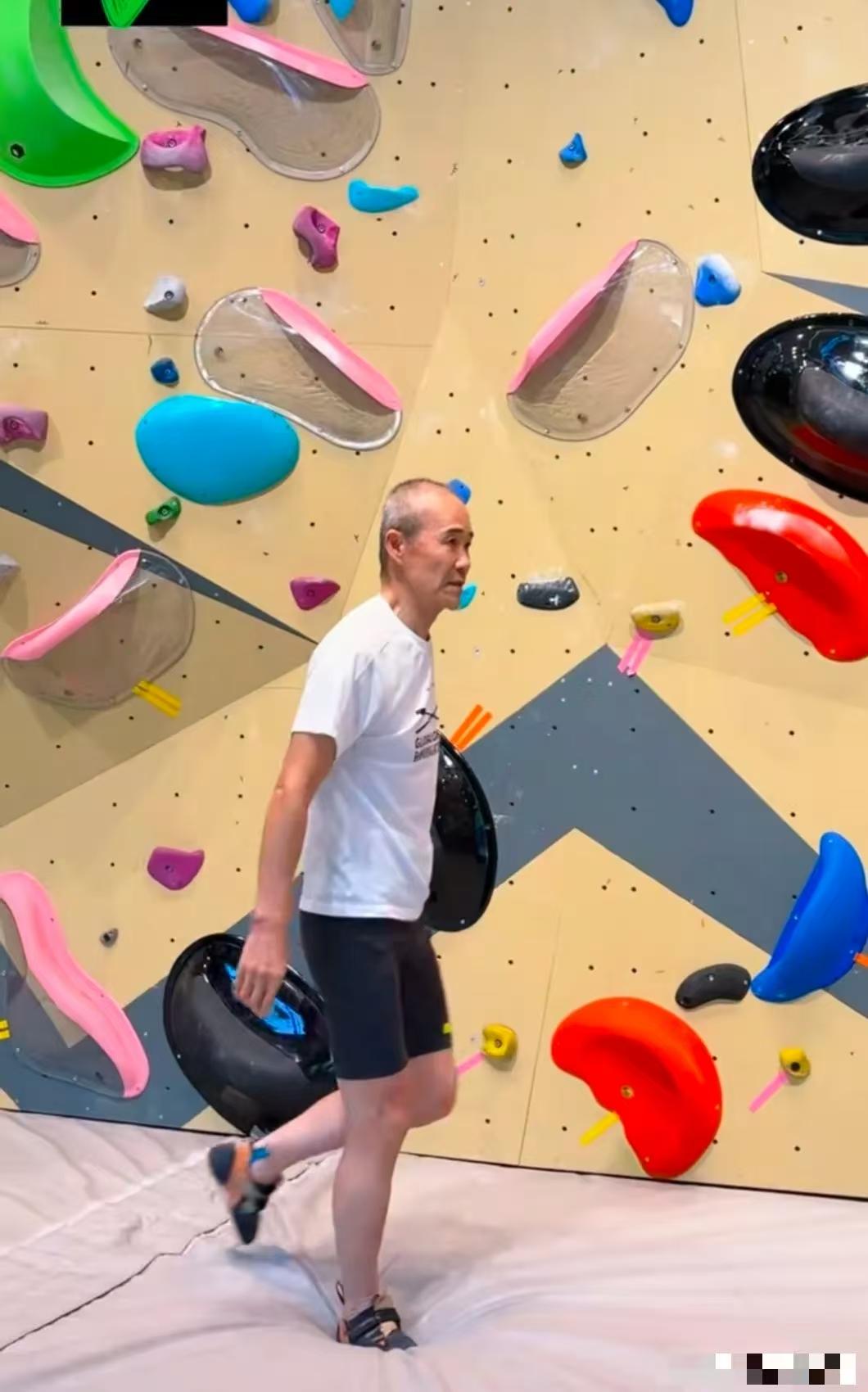 75岁王石彻底不装了！

3月12日，王石在社交平台更新视频，这次他一改往日形象