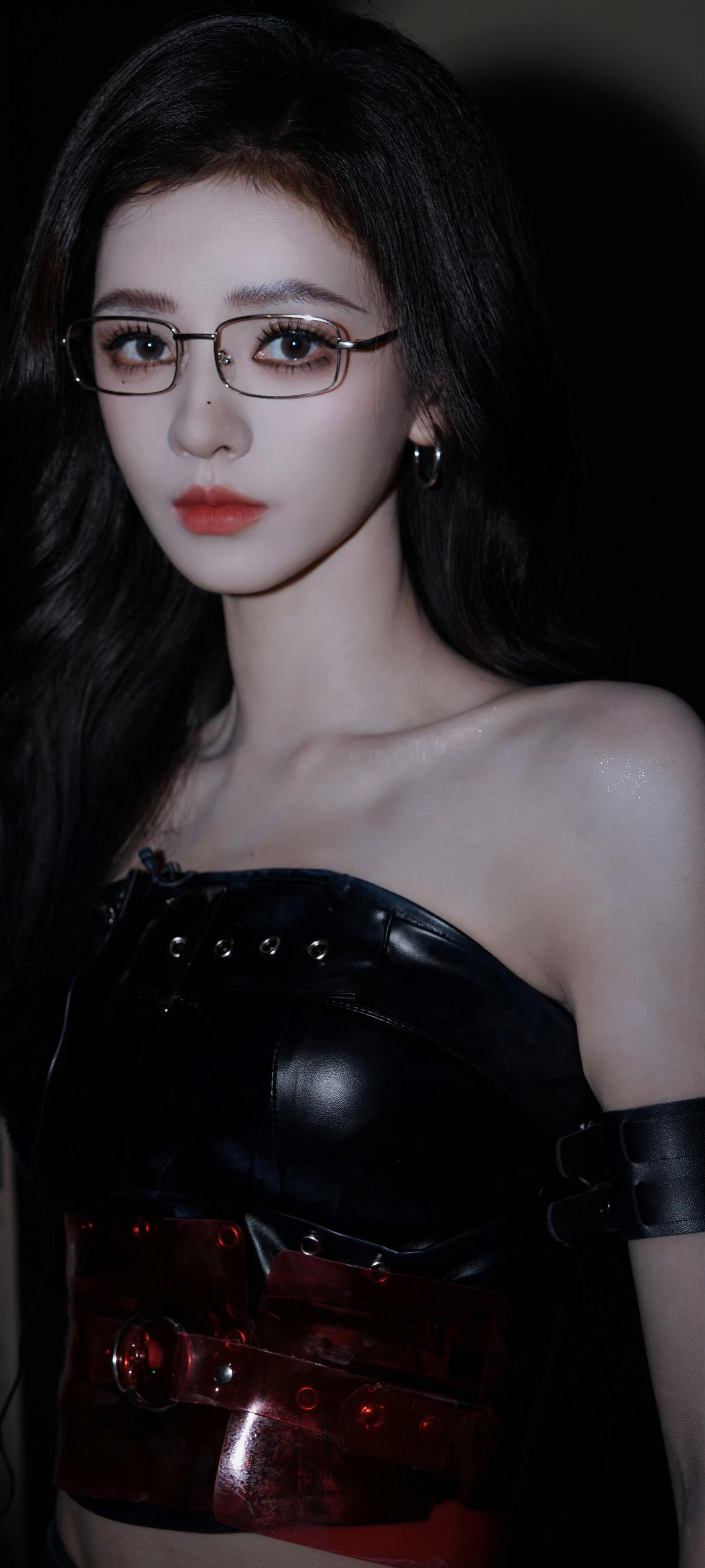 张予曦：眼镜御姐，黑酷干练。张予曦