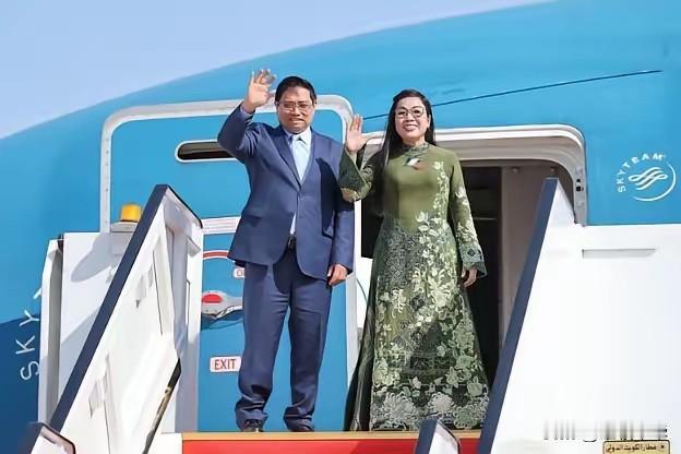 “赤橙黄绿青蓝紫”，要说范明政夫人将旗袍的全部颜色皆穿了一遍并不夸张，有图为证！