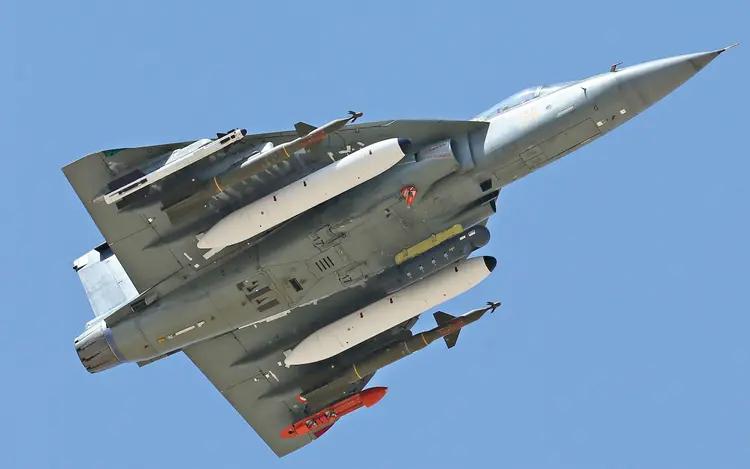 印度媒体23日再次报道，在22日印度光辉战斗机表演中一架光辉战斗机不幸坠毁，不过