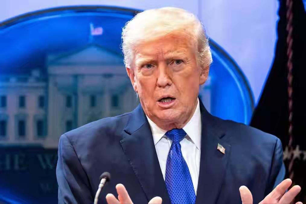 美国看似强大，内部分歧不断，人民反战情绪热涨。今天有报道说，民众支持让特朗谱的小