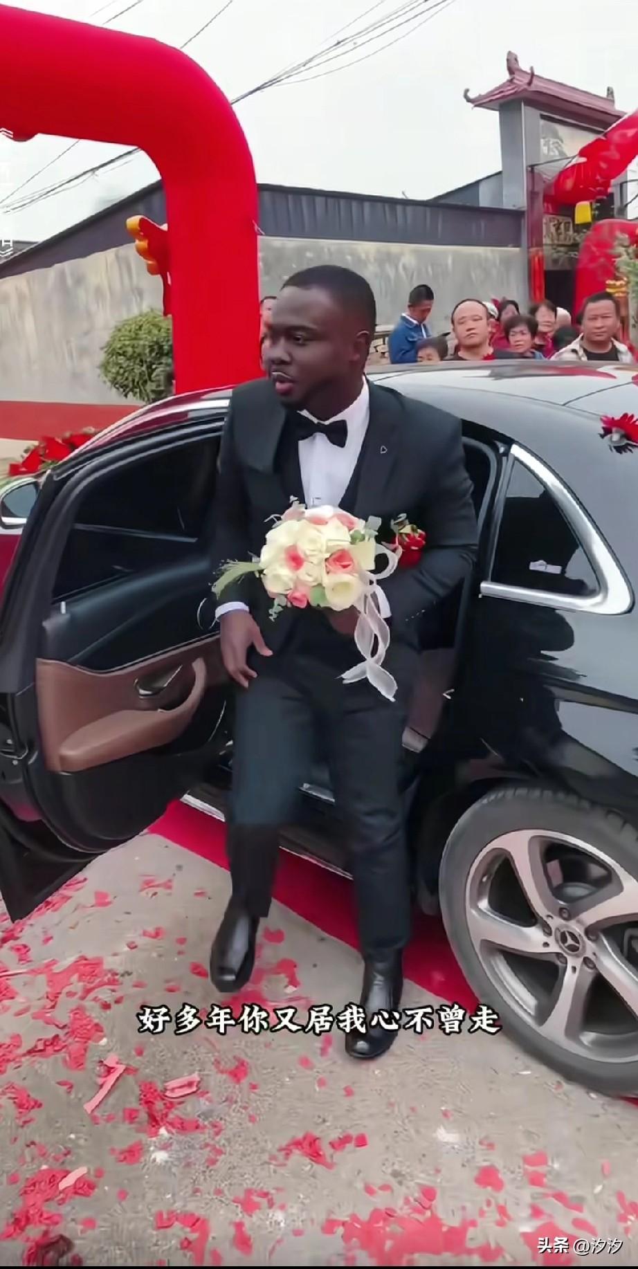 中国农村女孩嫁给了非洲人男人，
非洲男子开着900万的劳斯莱斯来接亲，拿出了20