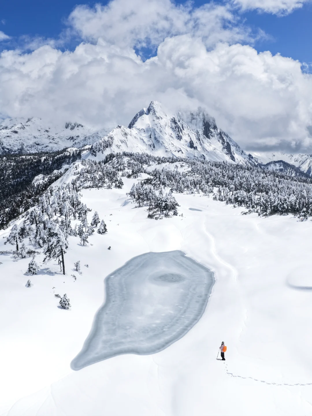 以为梅里雪山够美了，但雪后孔雀山夯爆了