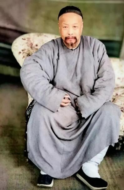 1858年，大清总督叶名琛被英军俘虏，送到印度，关进玻璃房，围观的人笑他像只猴，