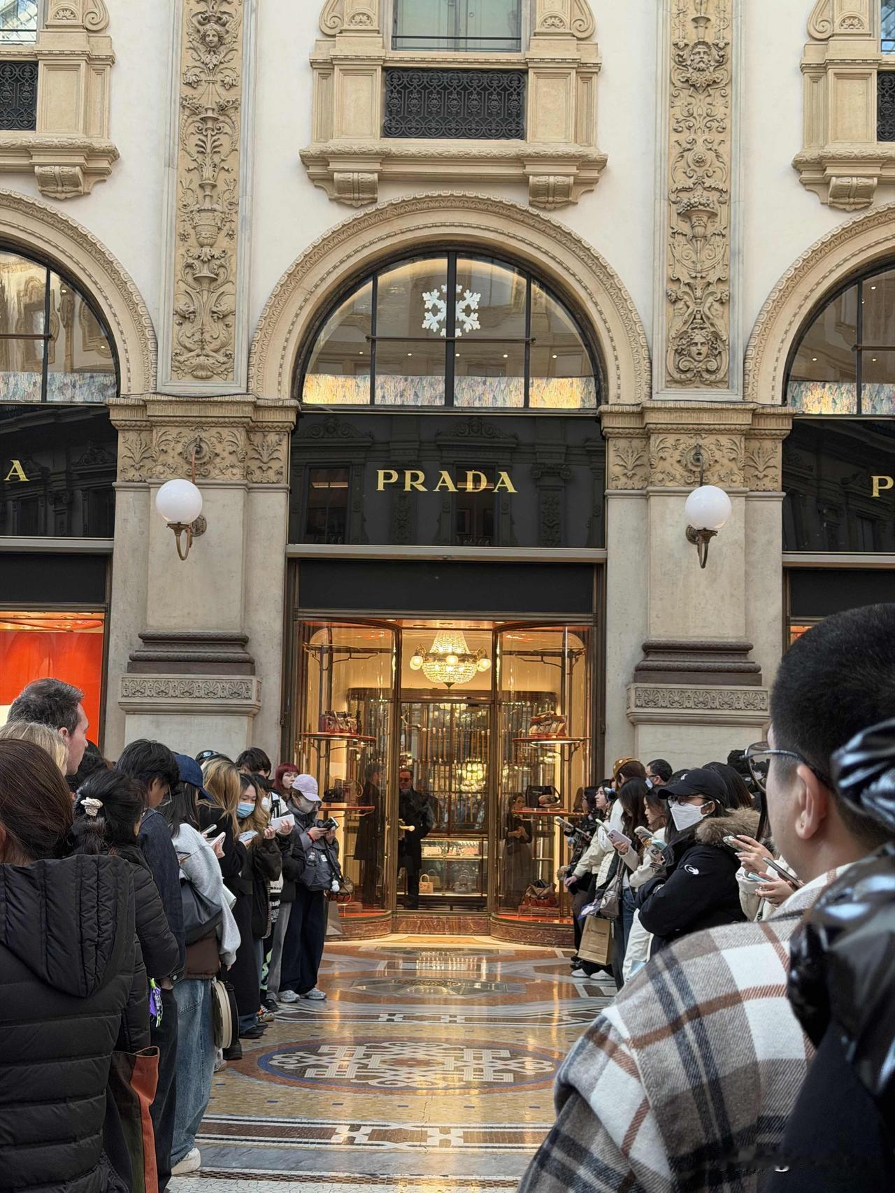 不知道今天是哪位明星在米兰PRADA，门口聚集了好多粉丝。