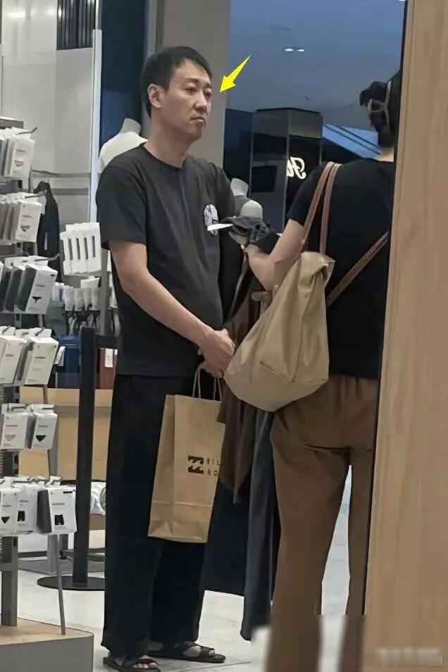 韦一航想妈妈了朱媛媛最后露面：被偶遇一家人逛街！2024年，朱媛媛还和家人一起去