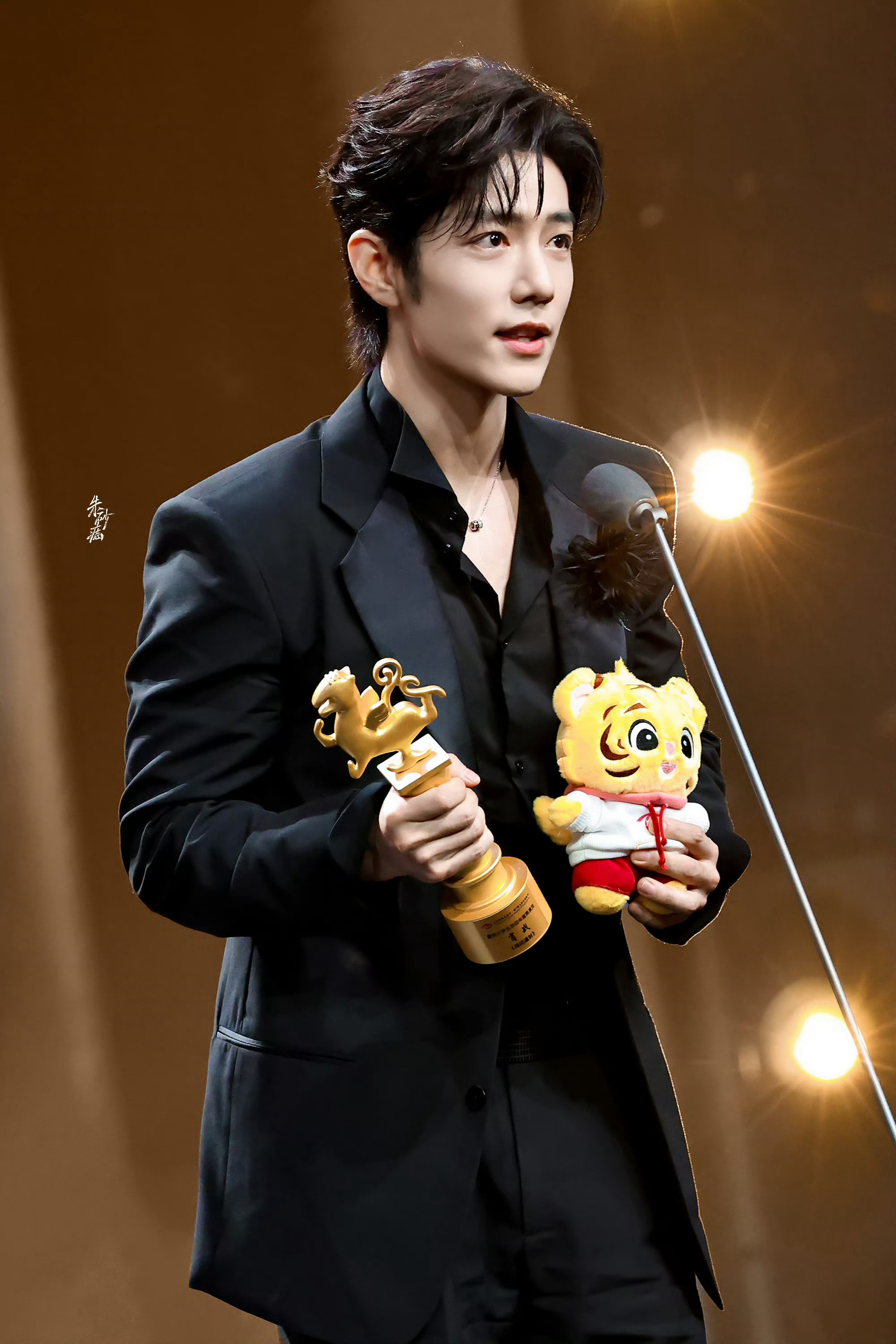 肖战影视双帝◎肖战倪萍热聊一人千面，终成荧幕王者。不负每段演绎，拿下最高荣光。肖