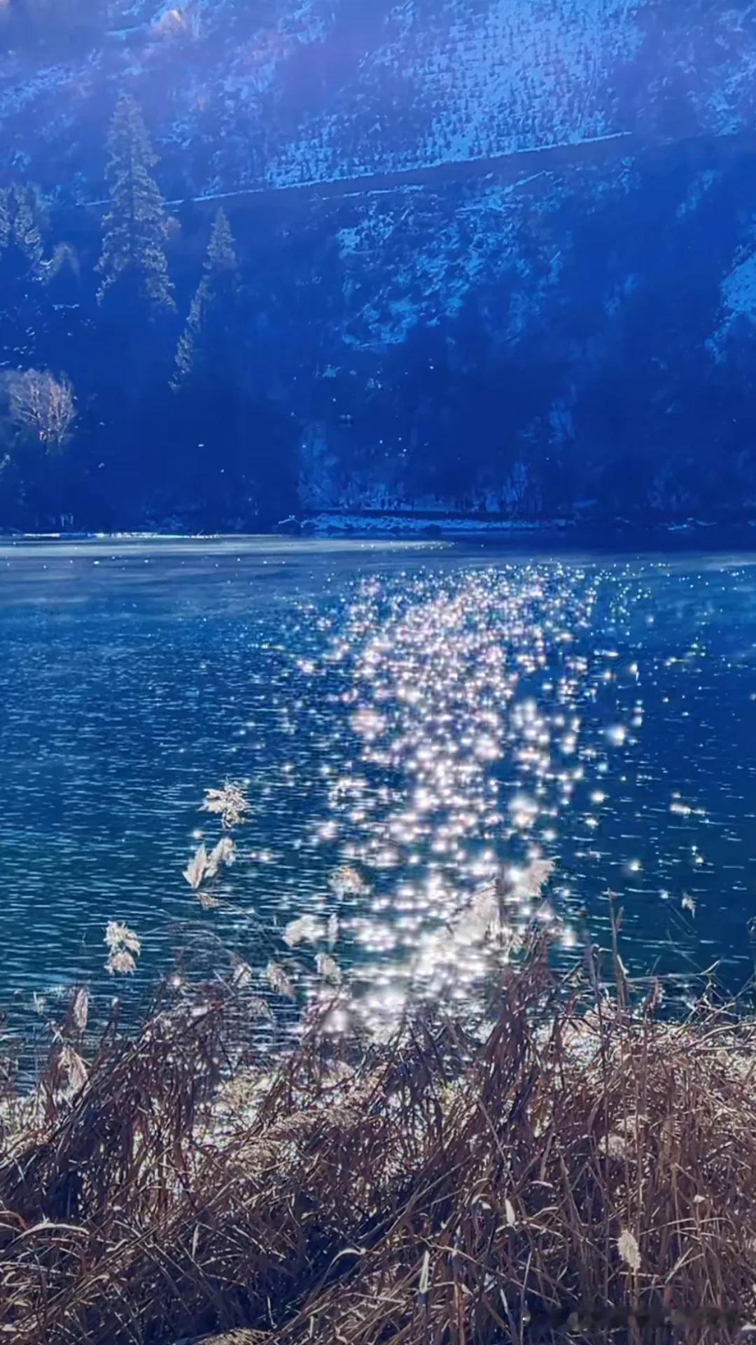 湖面波光粼粼，似星河倒影。湖泊动人画面 水中倒影。 湖面掠影！ 水波倒影。