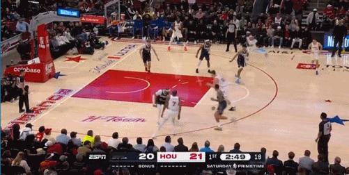 场均要扣飞一个……
申京这弹跳真是一言难尽啊
在我印象中申京好像每场都要扣飞一个