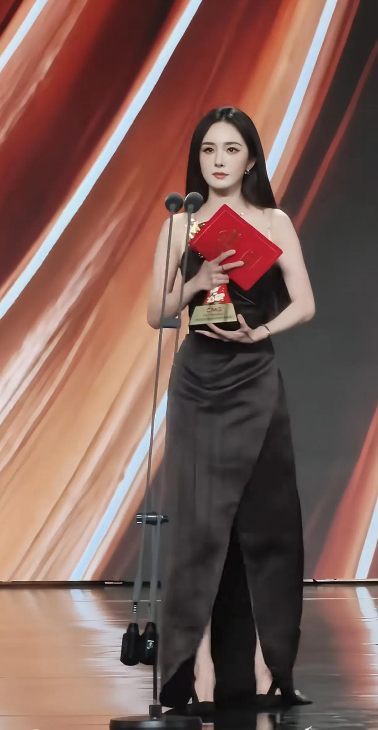 杨幂最美，有着完美的长相与身材，气质超群。