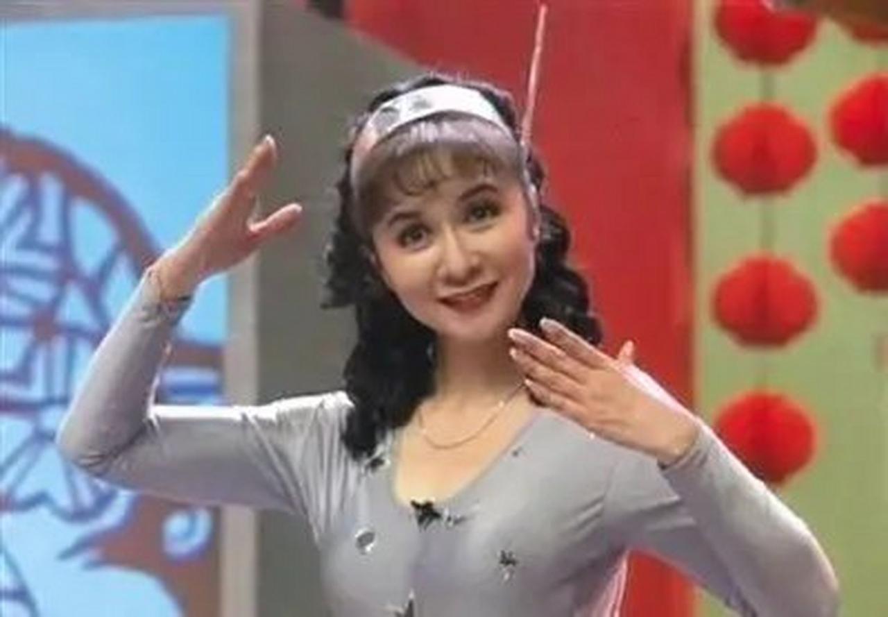 春晚  蔡明


三十年前，蔡明演机器人，

三十年后，机器人演蔡明。

就问有