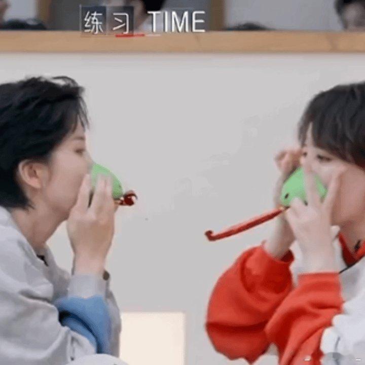 #李斯丹妮唱rap的嘴也有失控的时候#这样的瞬间总是能给大家带来欢乐，也让我们看