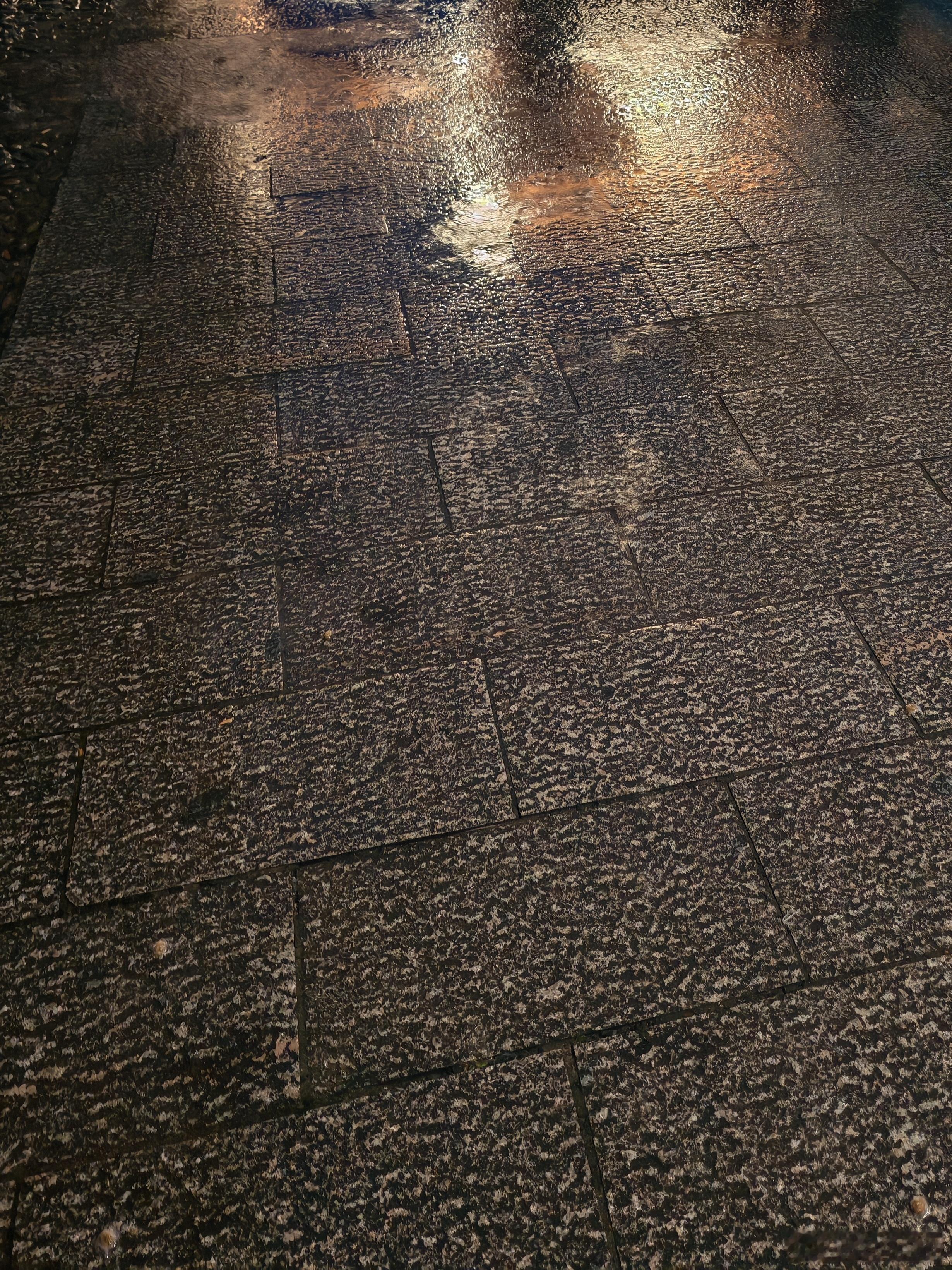 雨天的石板路明天会凉快一点吗在身边