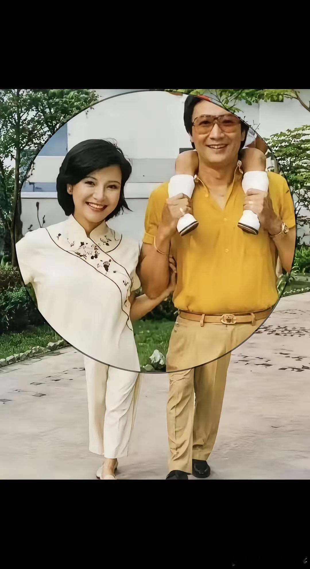 1982年谢贤背着年幼的谢霆锋，彼时谢贤46岁，背上的谢霆锋才仅仅2岁。 如今谢