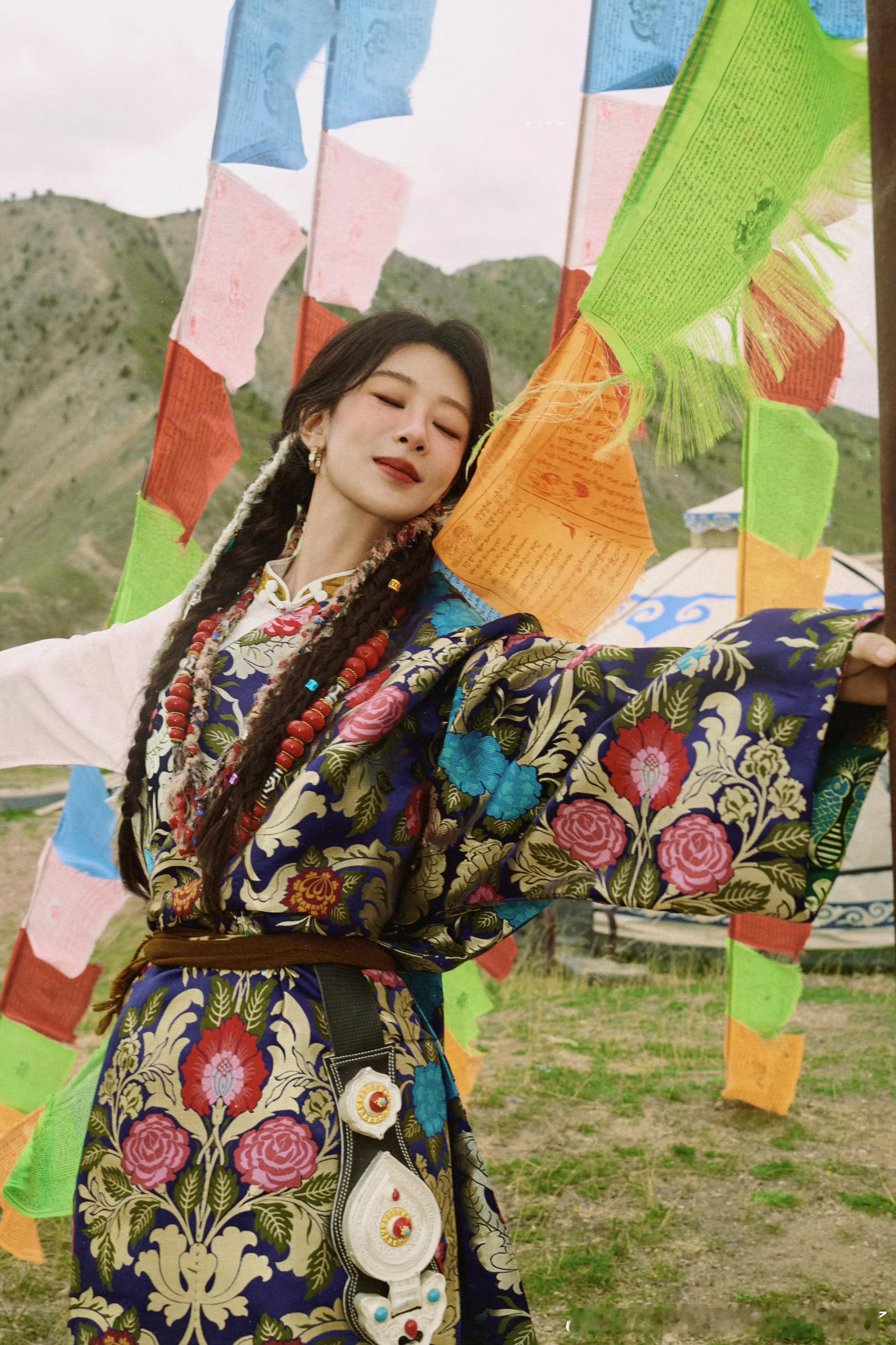 杨紫格桑花少女杨紫藏族服饰写真 好美好自由 