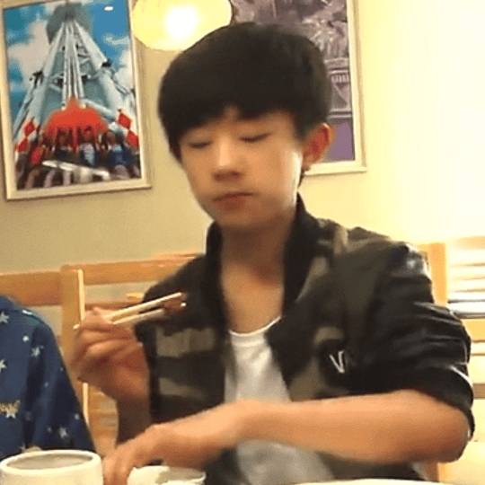 一口吃掉这个糯米团子！易烊千玺慕思品牌全球代言人易烊千玺fila品牌全球代言人