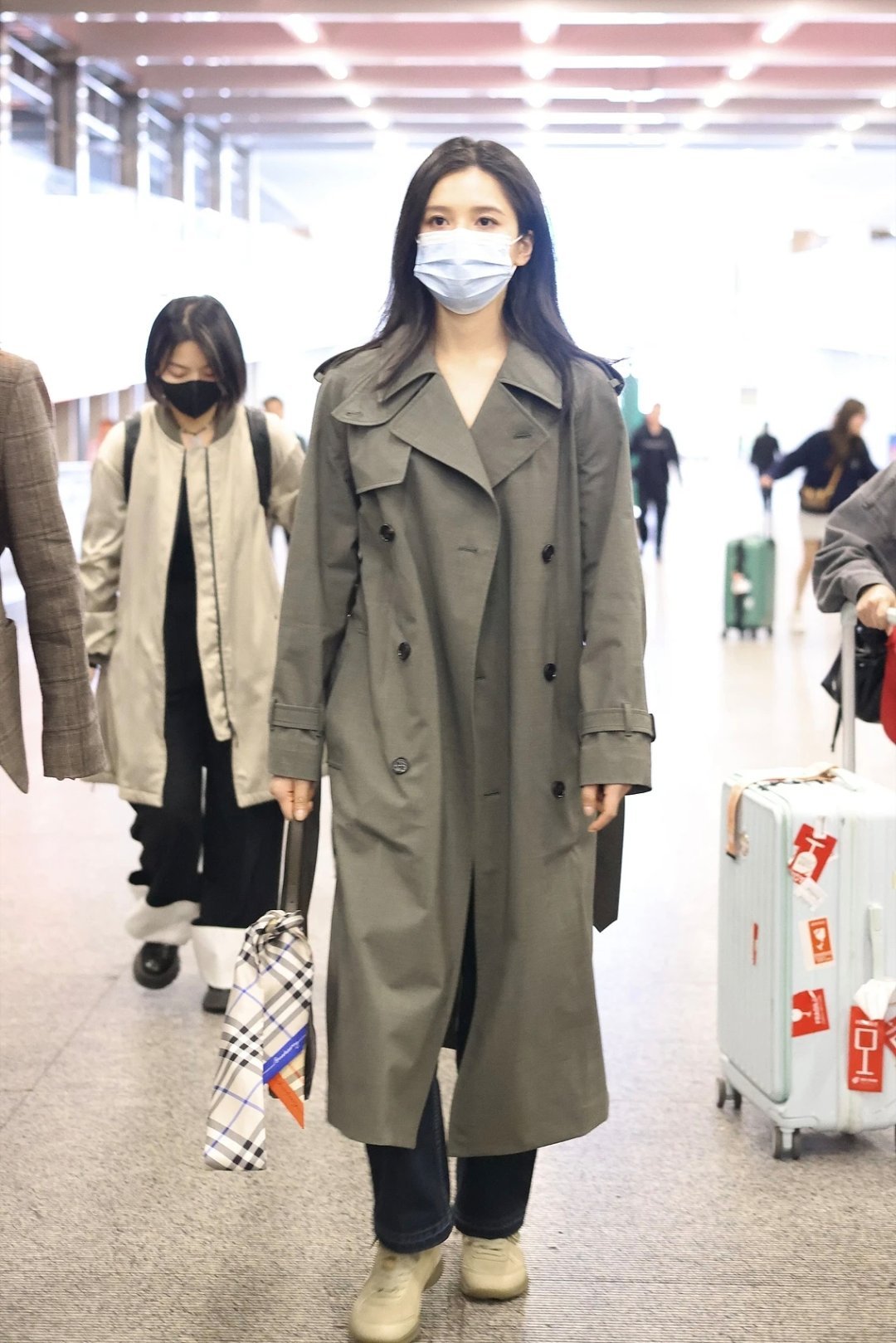 机场直击｜张婧仪这身Burberry大女主氛围拿捏住了！✨📸出现在北京首都机场