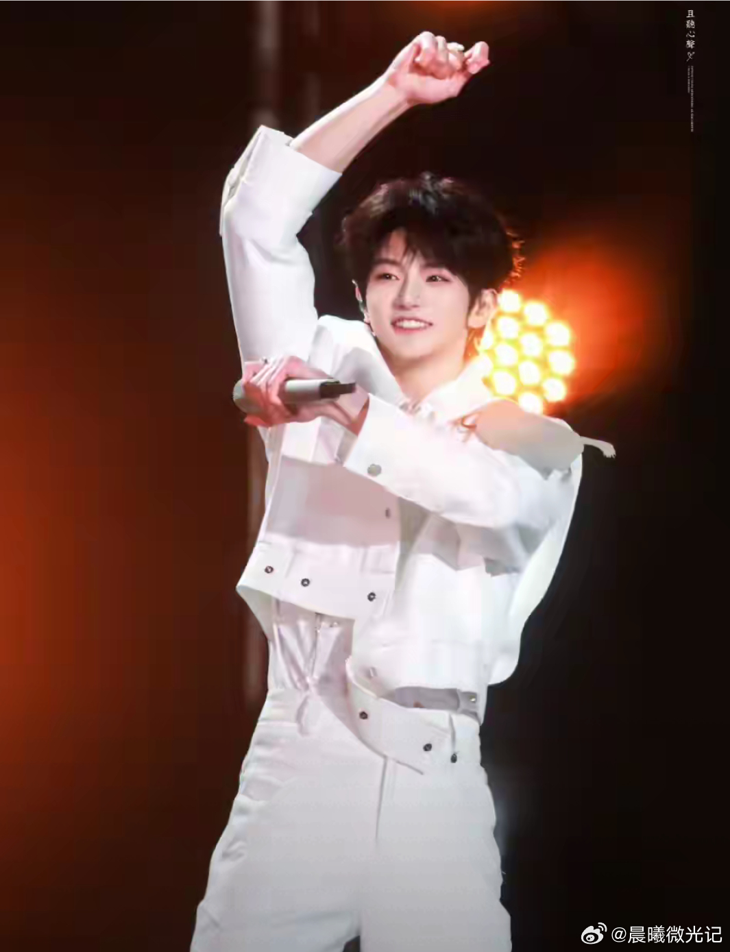 穆祉丞一顿饭就能骗走既视感被问到“用什么能换你手里的蛋糕”，他嘴里塞得满满的，含