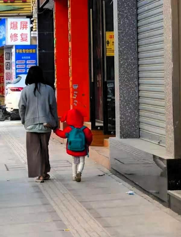 重庆一女子失恋后买醉，与陌生男子发生关系，7天后女子拉黑男子，8年后女子独自抚养
