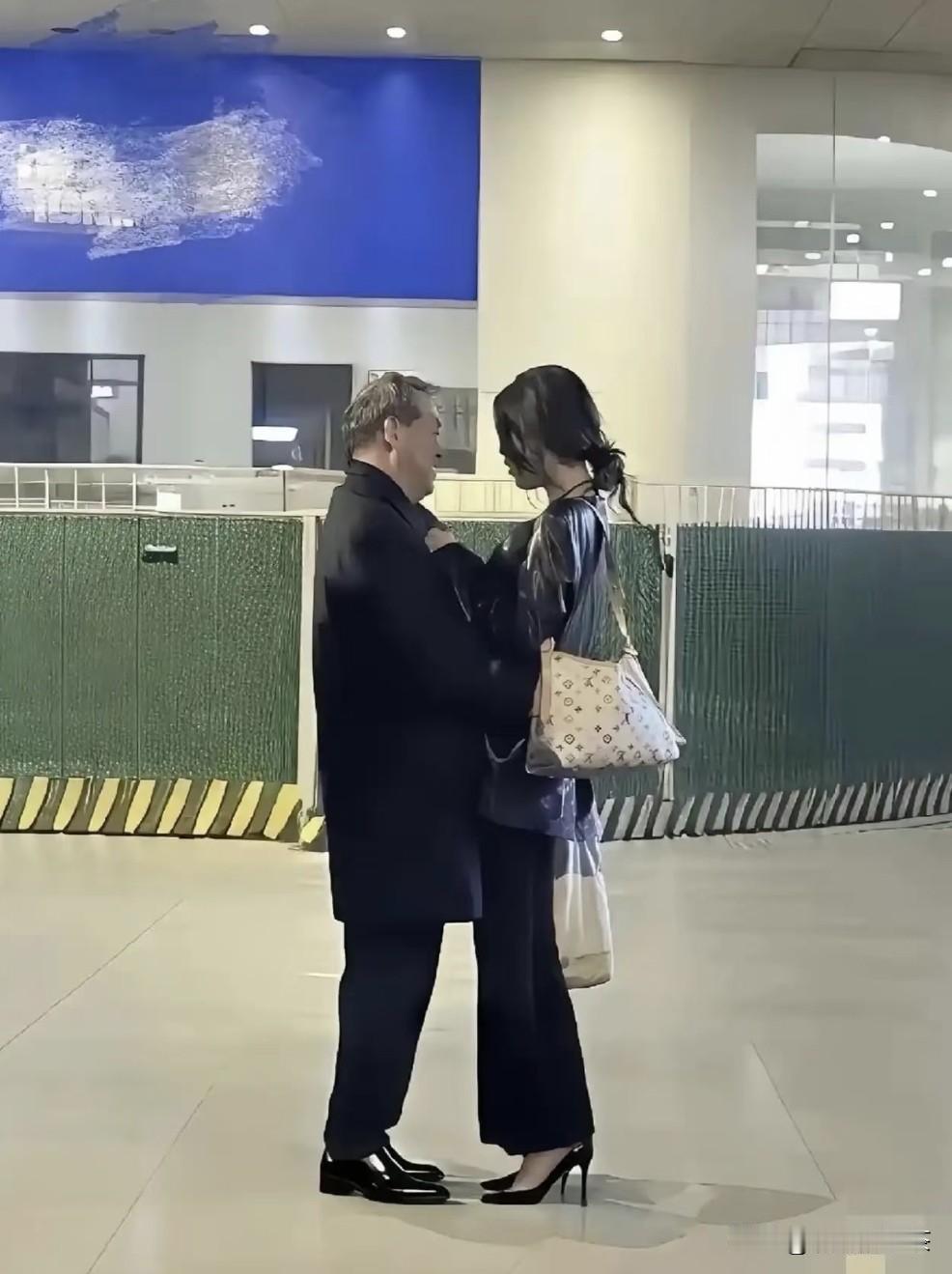 一个不贪财，一个不贪色。一个董事长，一个董事！