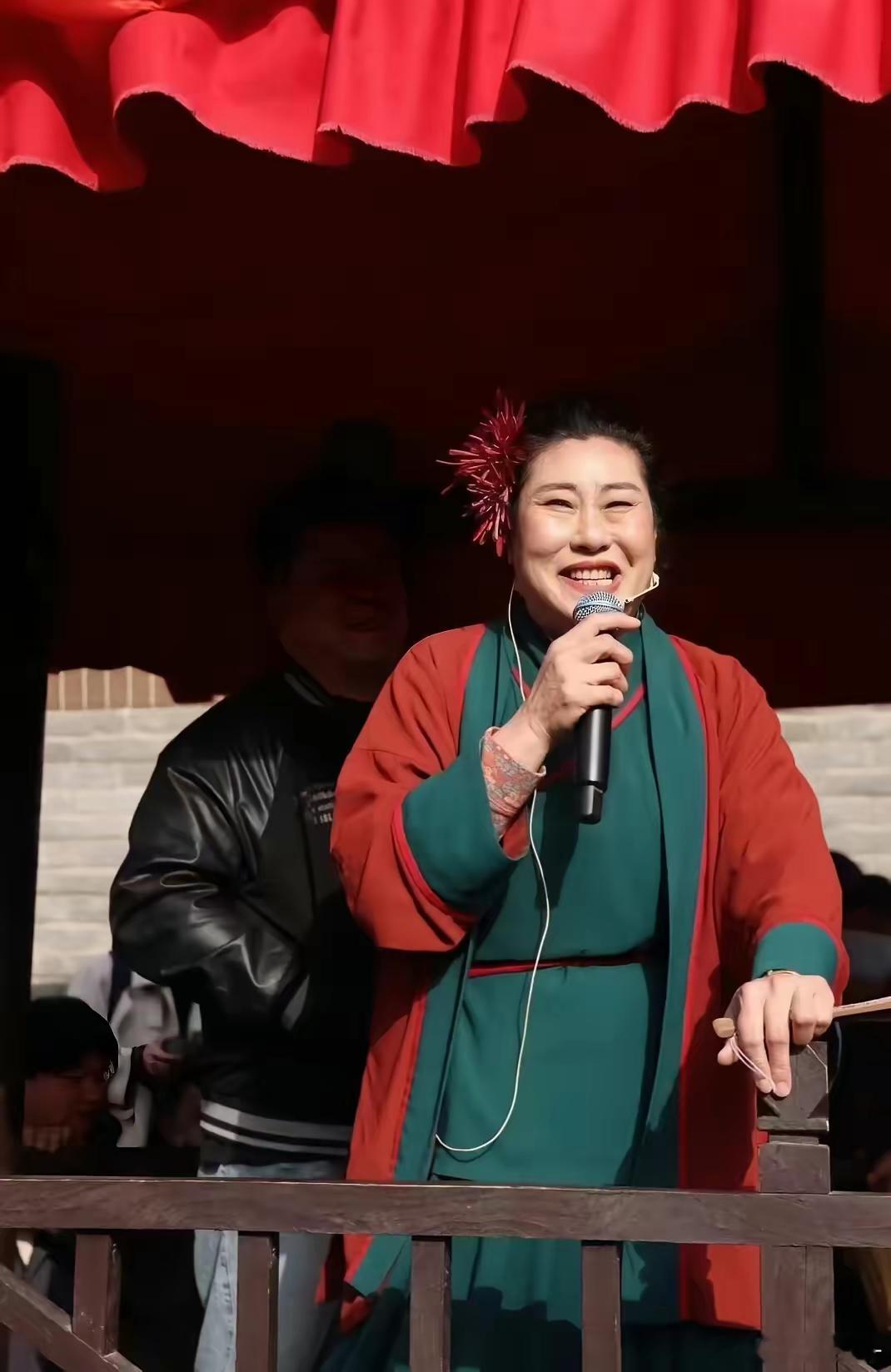 王婆说媒，注定失败开封王婆给单身男女说媒，上台只问年龄，身高，工作，住址这几样，