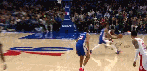 肘击面部！杜兰特这一下太狠了！
在今天NBA常规赛火箭对阵费城的第二节比赛中，乌