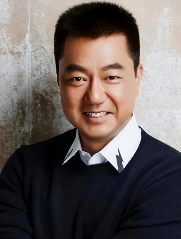演员董勇：离婚后坚决不再婚，却在45岁被嫂子“逼迫”相亲娶娇妻。
 
1968年