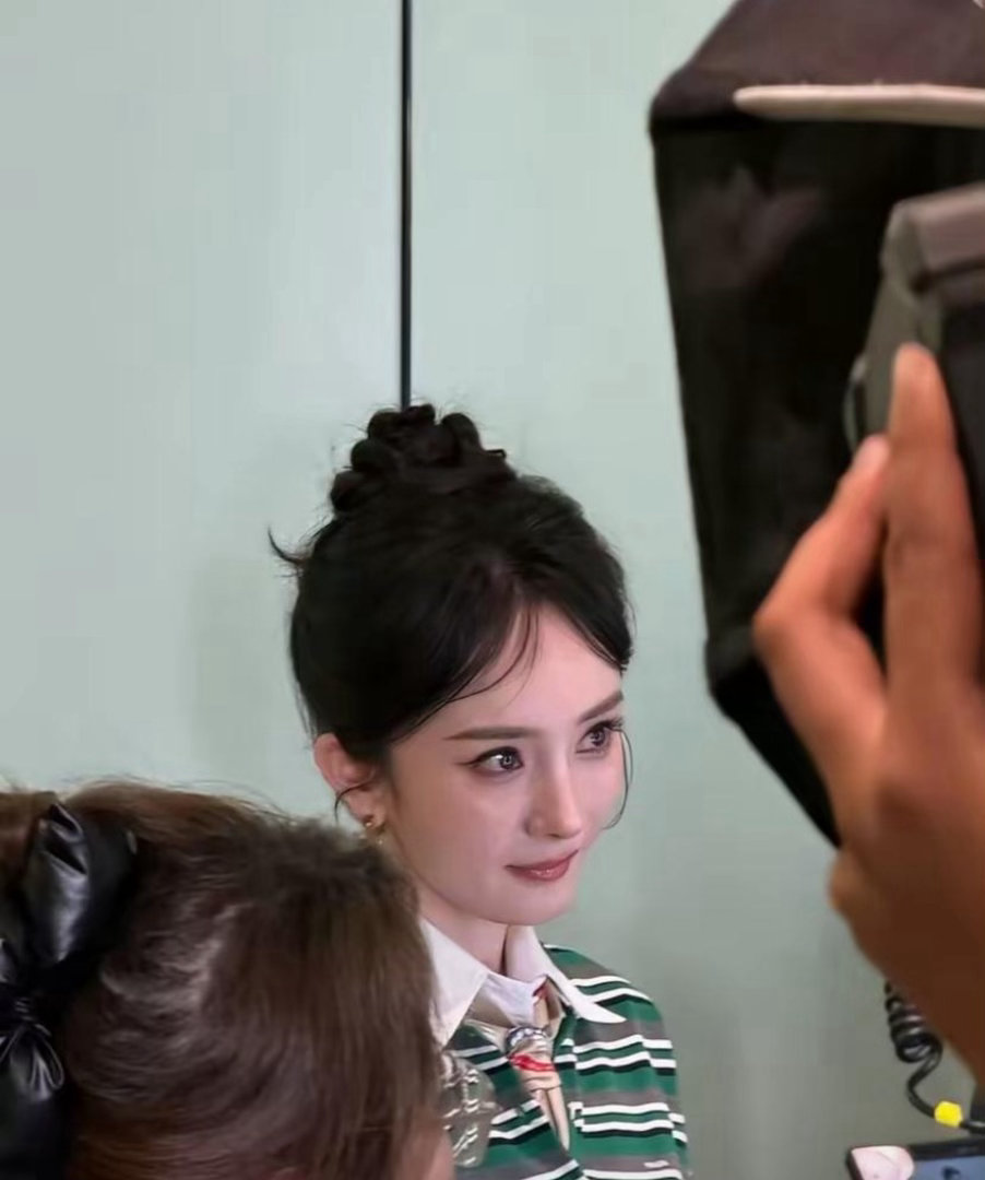 杨幂状态回春了 线下活动生图，面部状态好到爆，看起来有精神，不显疲态。杨幂的颜值