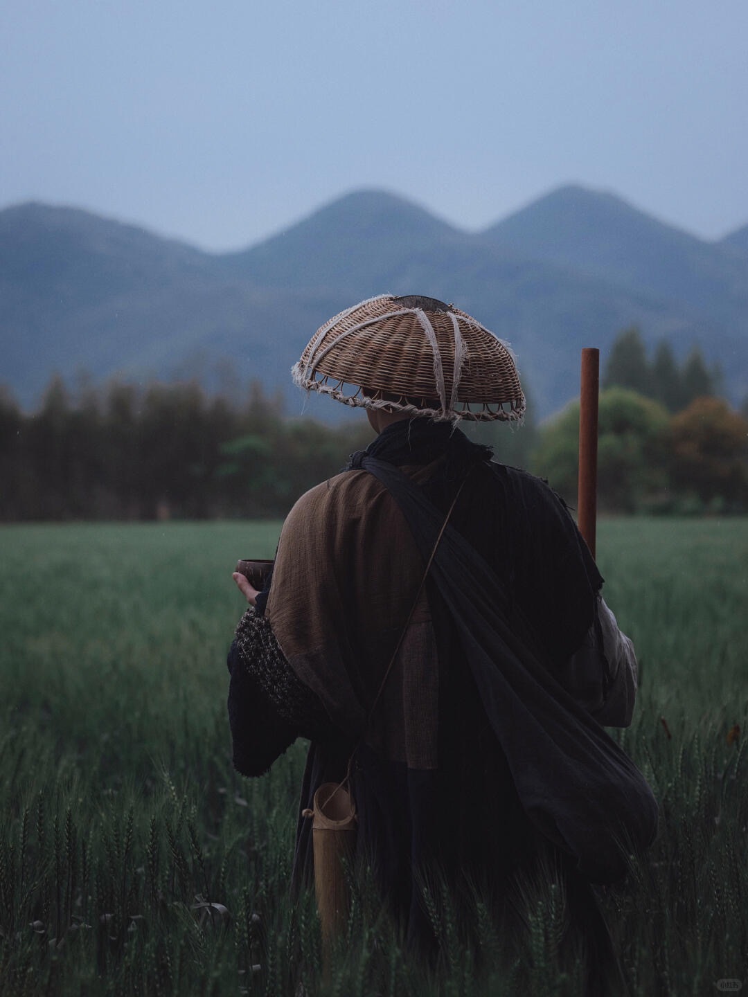 真正靠自己爬起来的人，表面都非常客气友善，但很难有人真正走进他的内心，他的灵魂一
