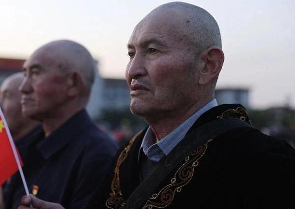 半生守望天安门四十年绕行，老一辈藏心底最深敬仰情怀
 
七十三岁土生土长的北京老