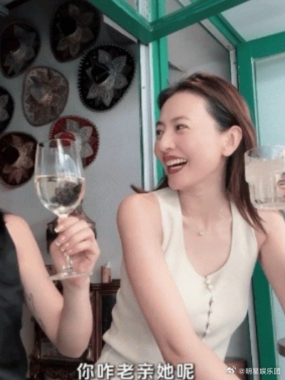 高圆圆吧唧就给了闺蜜一口高圆圆与闺蜜逛街时突然亲昵亲吻对方脸颊，伴随清晰的“吧唧
