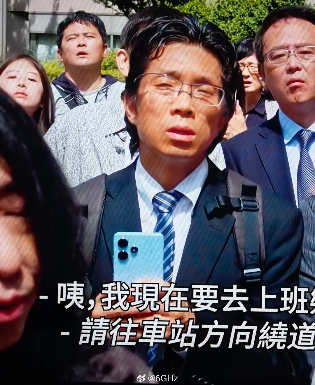 提欧奥特曼第一集路人甲还拿了台红米 12，乍一看还以为是 realme 