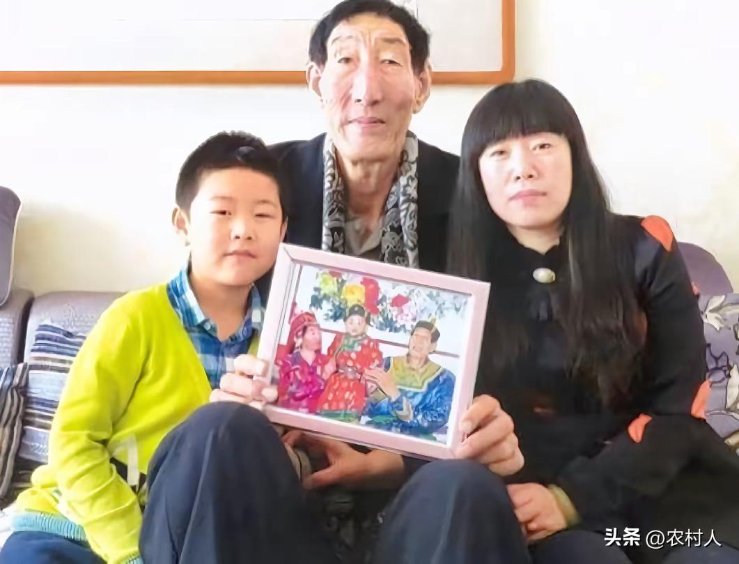 中国第一巨人2米36的鲍喜顺，56岁结婚生子。儿子12岁身高1米7，现在应该没有