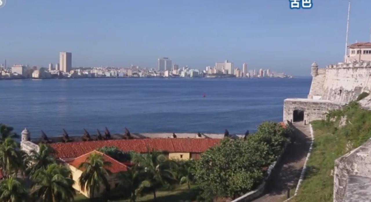 镜头依次扫过古巴哈瓦那的海岸古堡、哥伦比亚的城市街景、俄罗斯莫斯科的克里姆林宫与