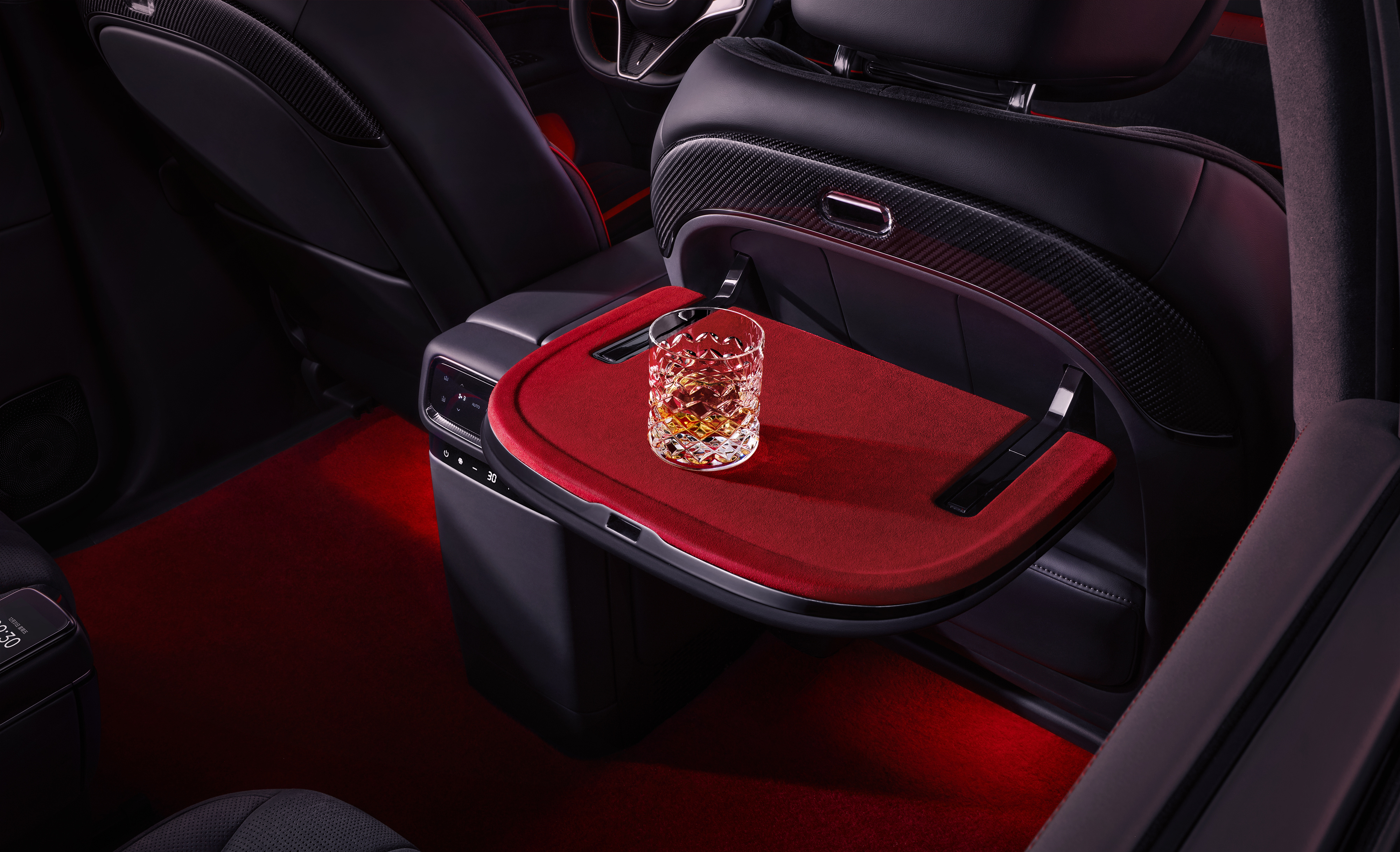 说实话岚图泰山黑武士这套车厢设计真的很有品味，全长在我的审美点上。跟之前的常规配