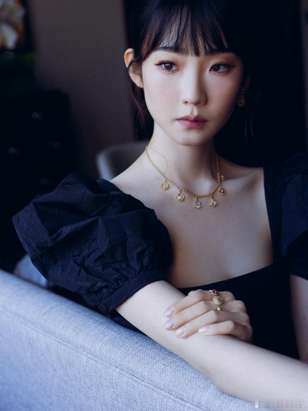 #硬糖少女303##张艺凡# 今日份糖妹新鲜物料张艺凡品牌活动最新定妆照从曝光的