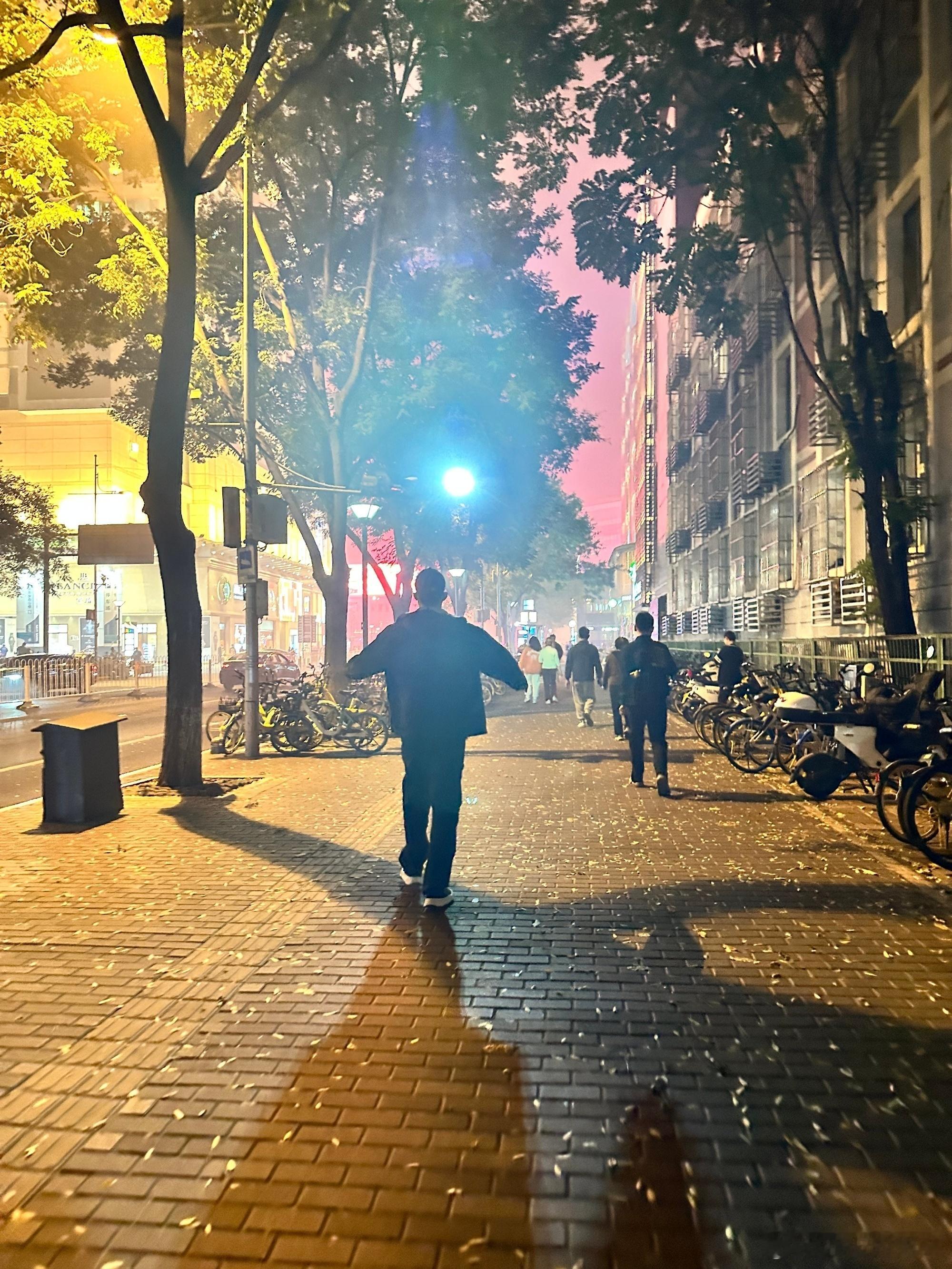 女友视角解锁和黄景瑜过情人节 从动物园拍照到回家热牛奶，一整天的陪伴都很踏实。黄