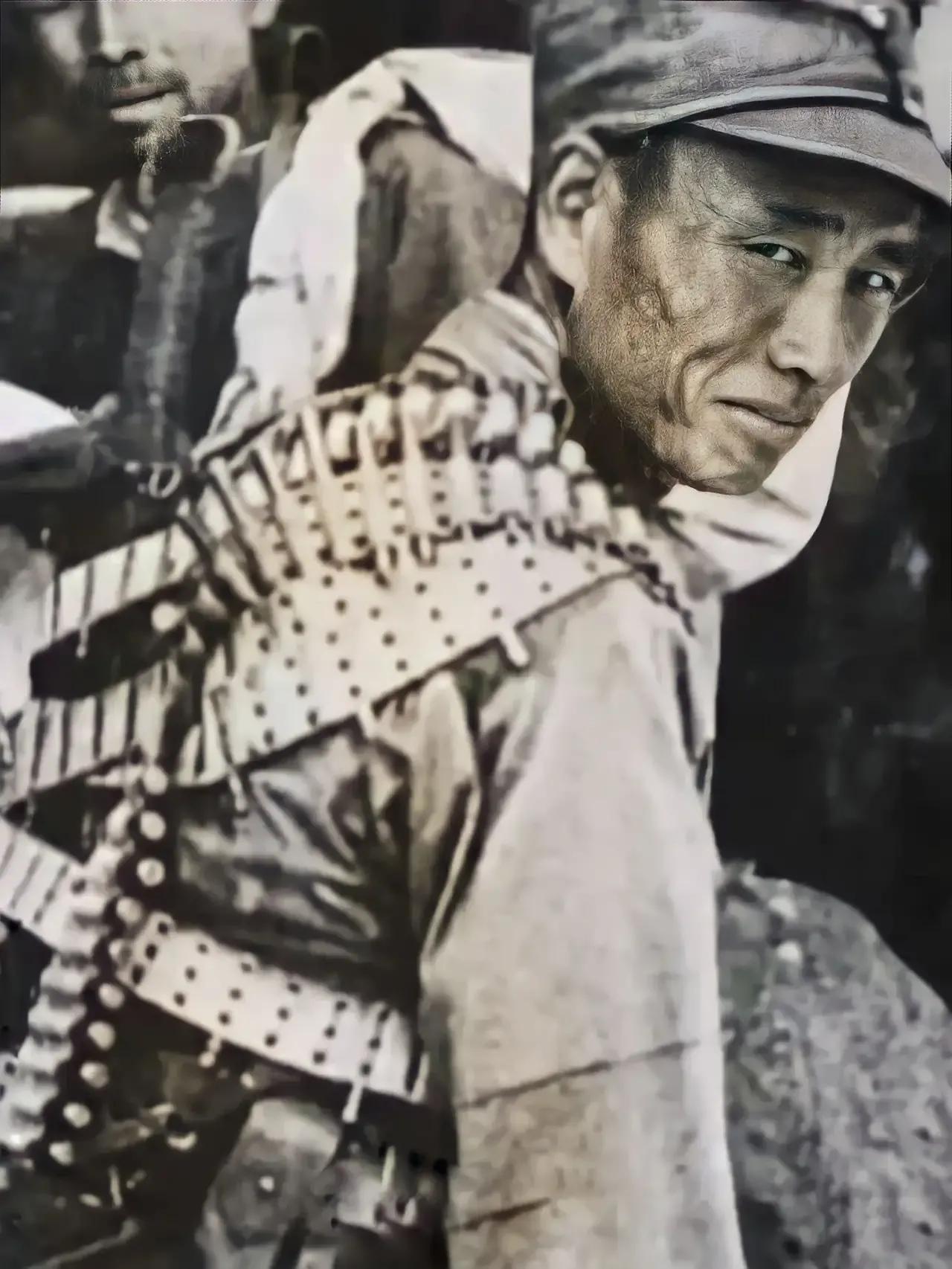 这一回眸，不知看哭了多少人！这名中国战士即将出征，他弹夹缠身，背着大刀，临行前，