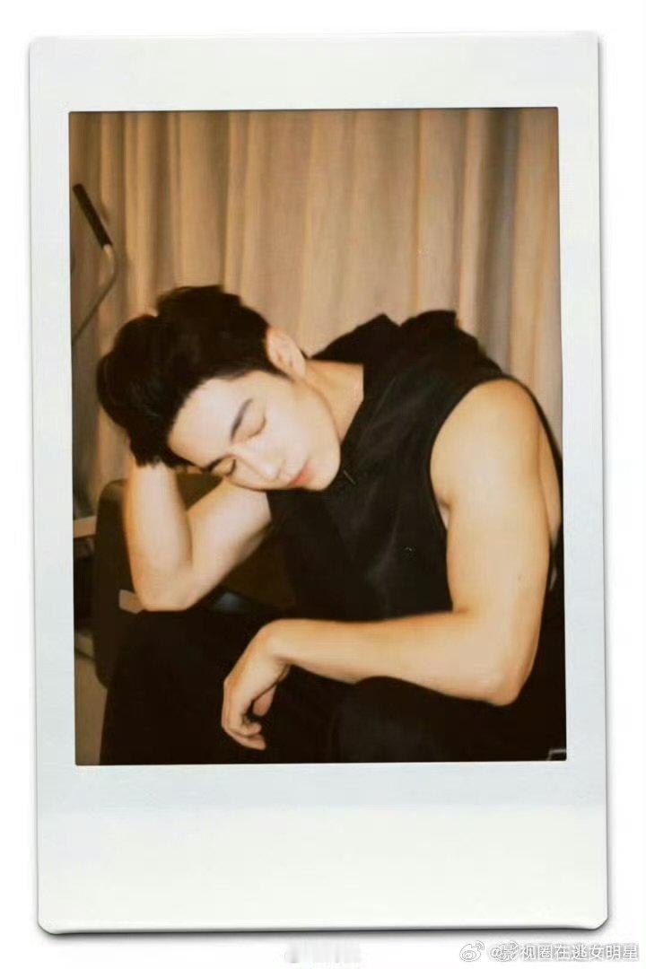 肖战工作室发新拍立得肖战工作室发拍立得