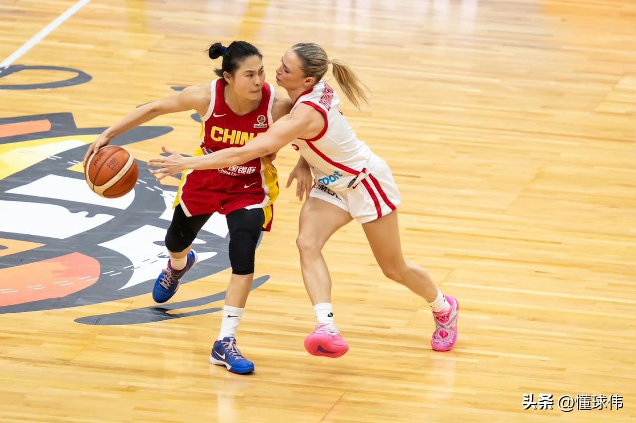 老将的价值！宫鲁鸣谈王思雨：

“王思雨发挥了老将的价值。”

“在最后时刻。”