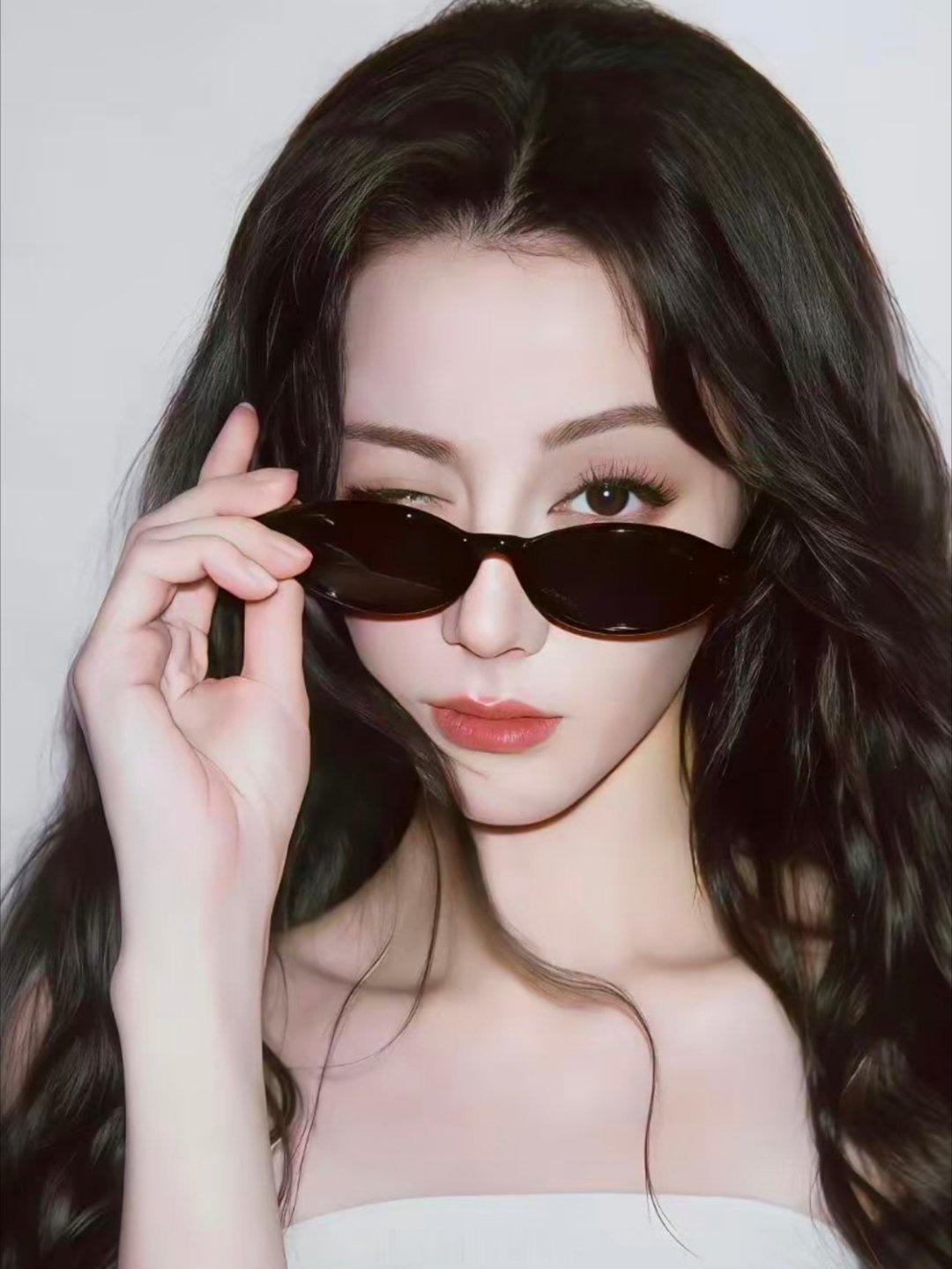 迪丽热巴老绷家也没绷住  你看看你自己绷得住吗？反正我是真没想到对面是这样   
