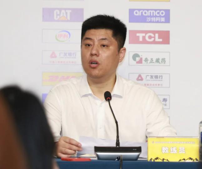 潘江指导，最后换人太迷，状态好就坐板凳？

比赛进入关键的第四节，山西男篮与广厦