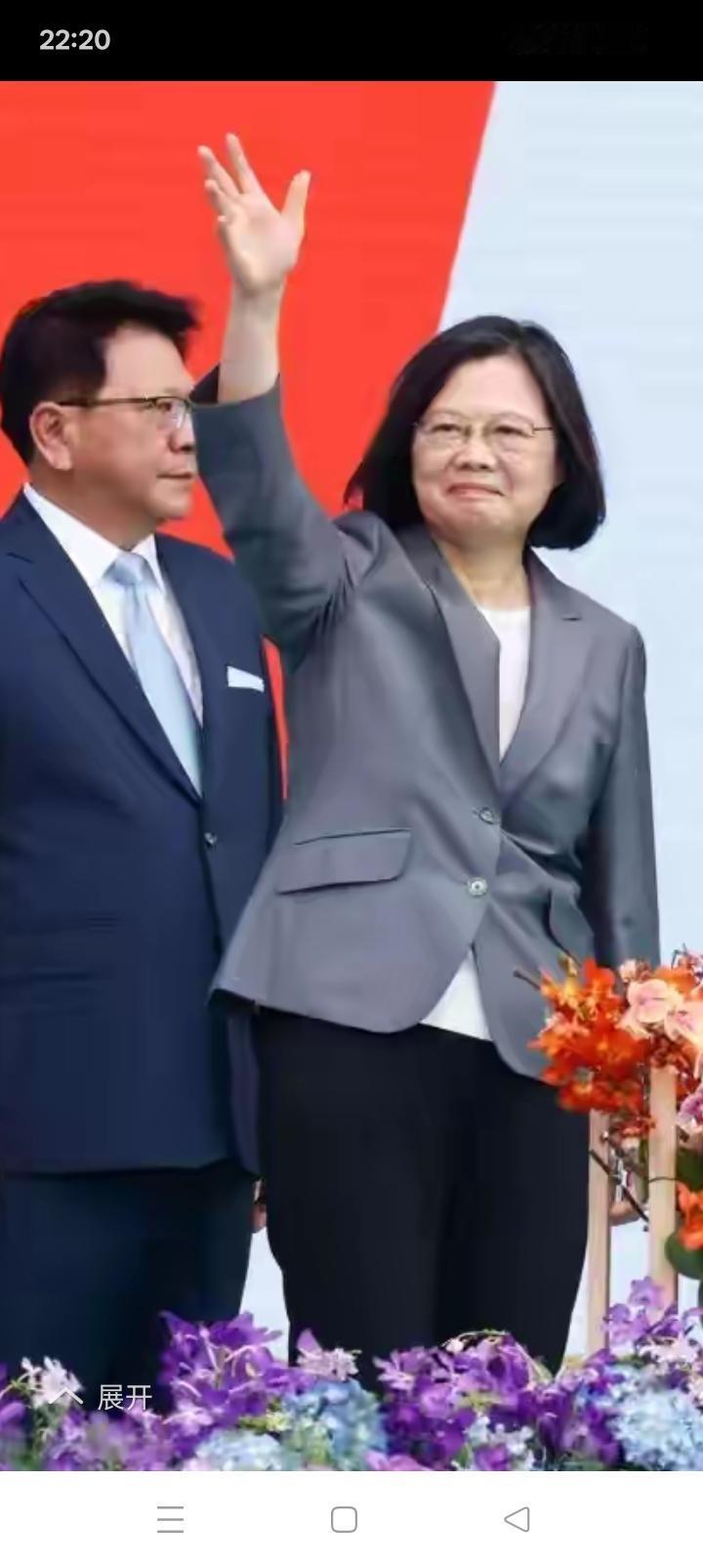 猛踹一脚，两岸政治谈判的大门就会轰然打开。
犹抱琵琶半遮面，
千呼万唤始出来。
